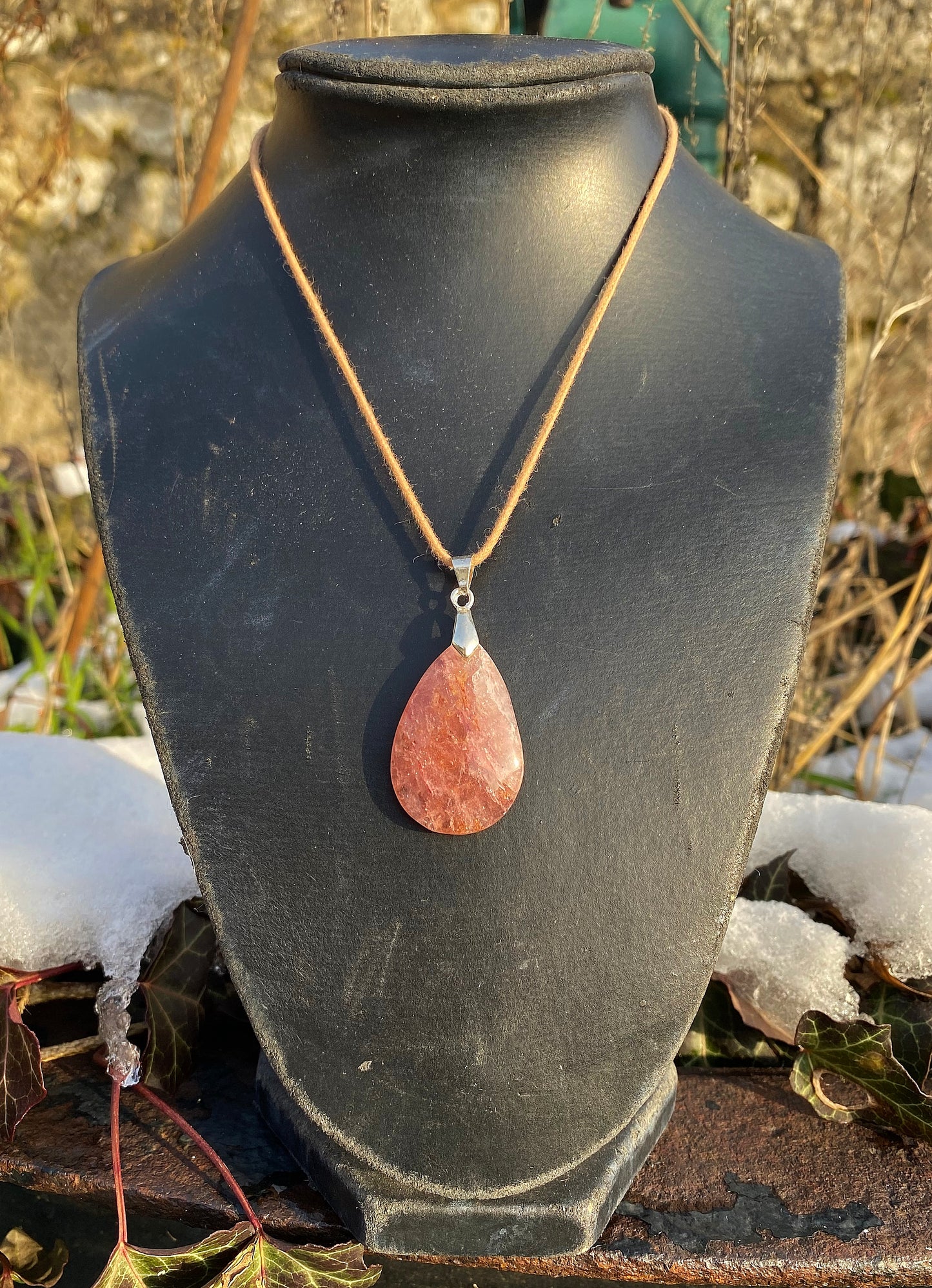 Pendentif Quartz Fraise cabochon en forme de goutte